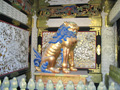 nikko-toshogu_shrine-main_gate_dirty_lion_statue.jpg