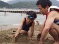 mai_and_dad-building_sand_castle.jpg